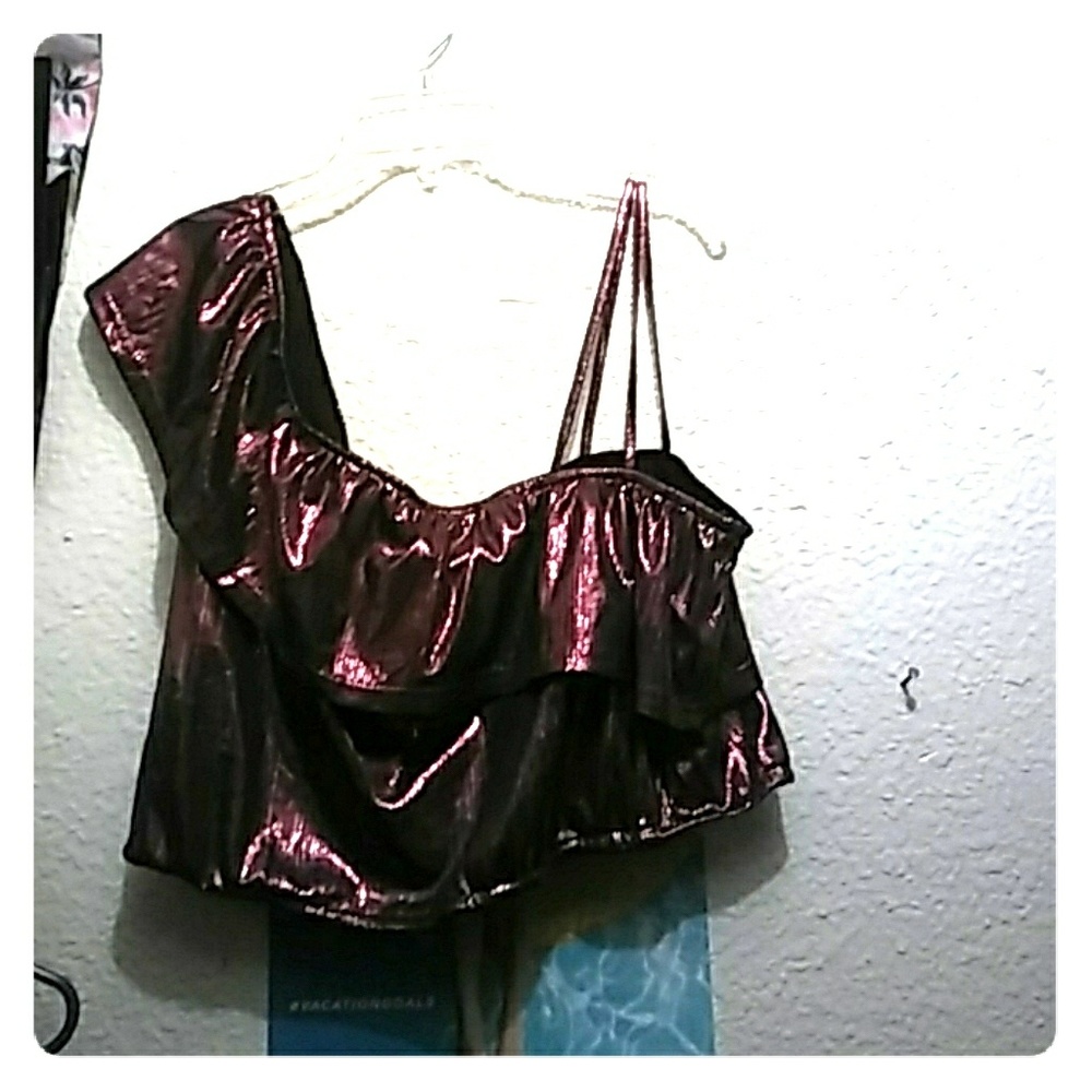 One shoulder shiny ruffled crop top